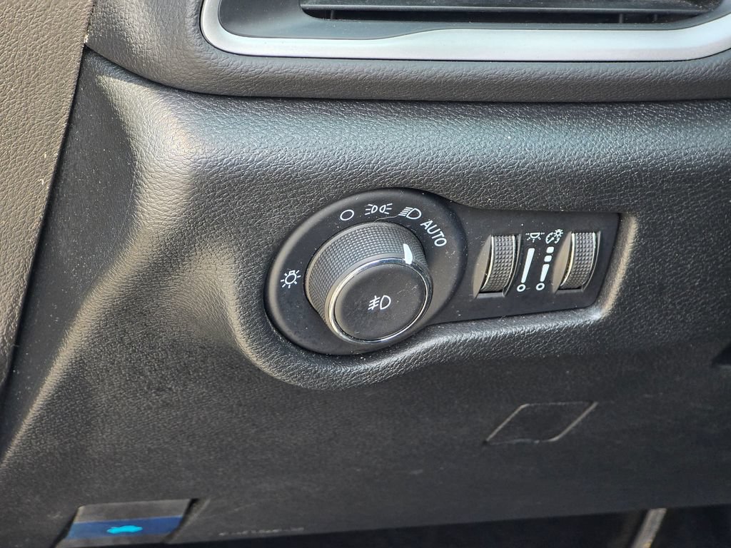 Used 2025 Chrysler Pacifica Select FWD image 36