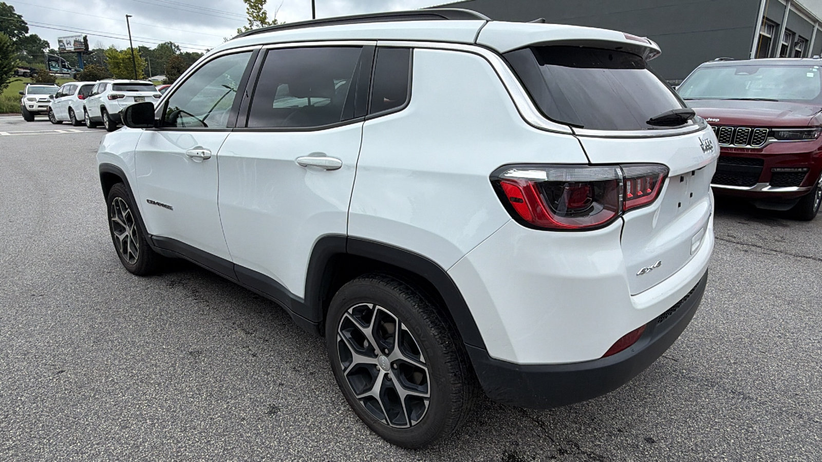 Used 2024 Jeep Compass Latitude AWD/4WD image 10