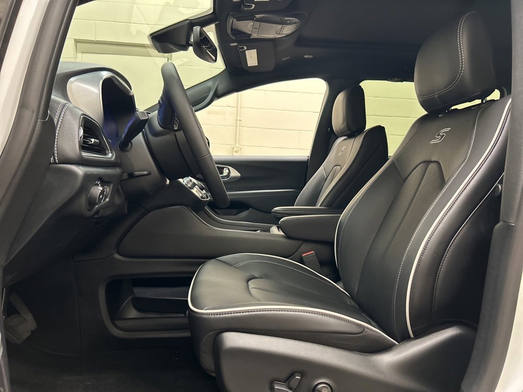 New 2026 Chrysler Pacifica Limited image 7