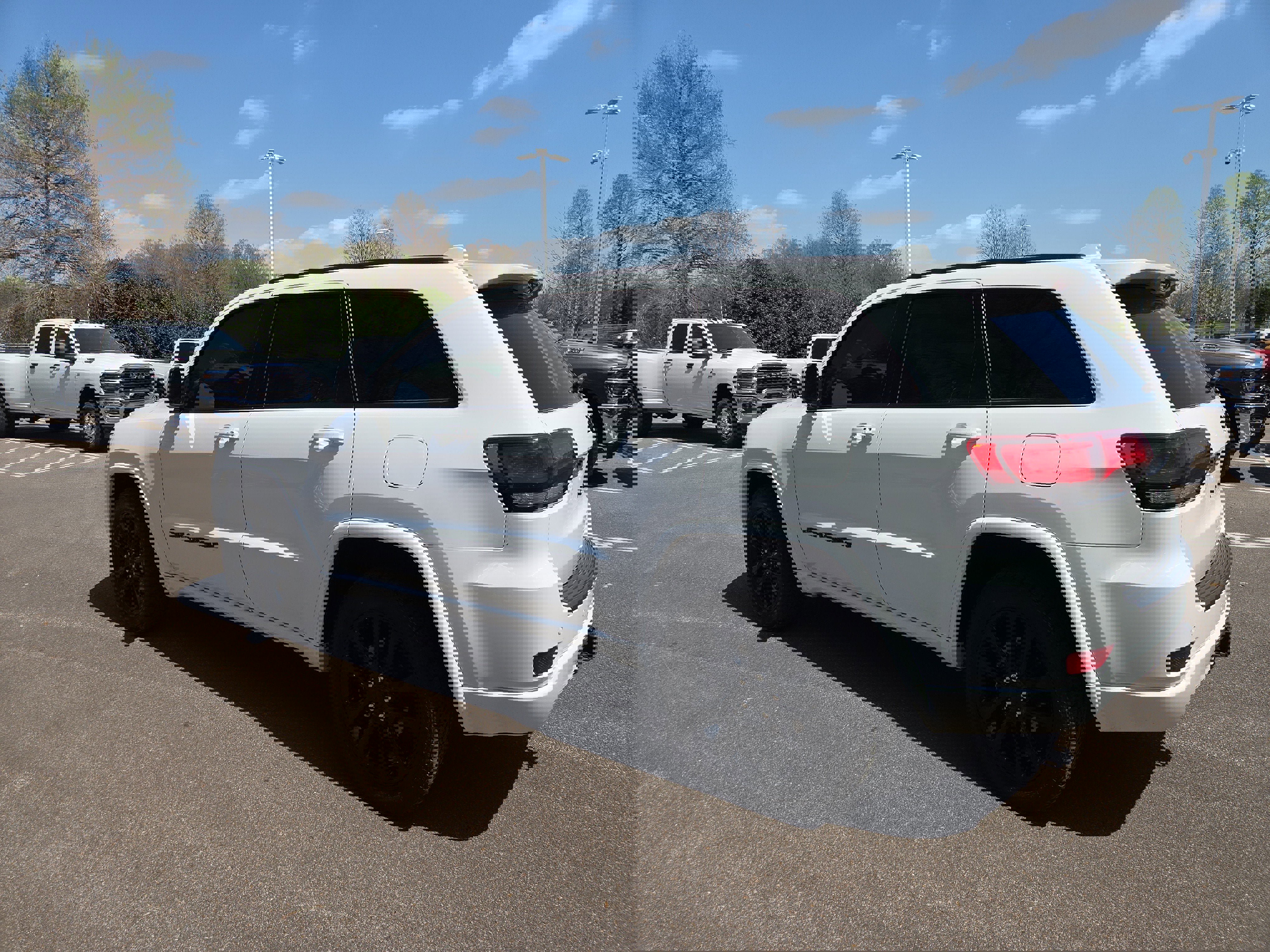 Used 2022 Jeep Grand Cherokee Laredo X image 3