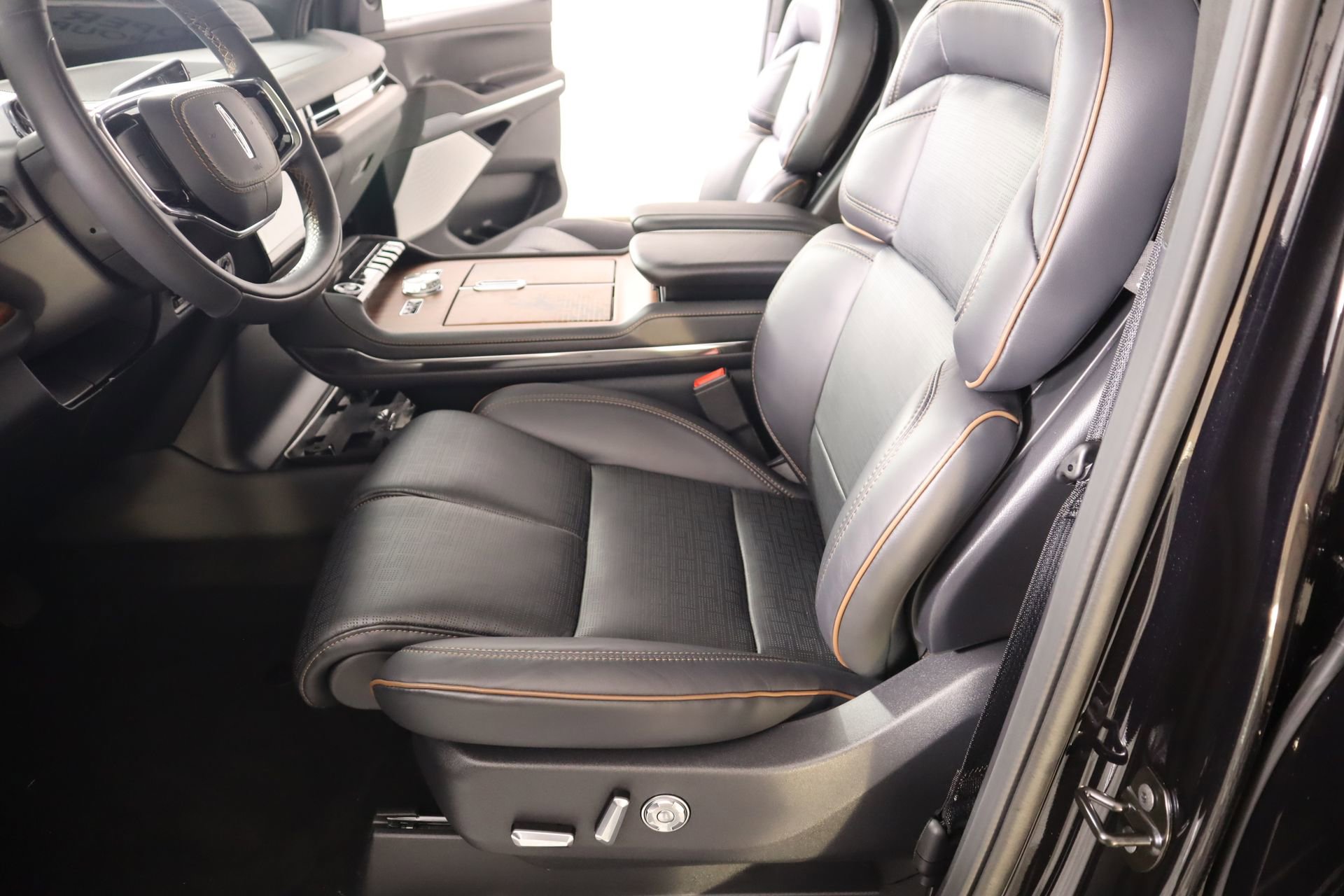 New 2026 Lincoln Navigator L Black Label AWD/4WD image 11