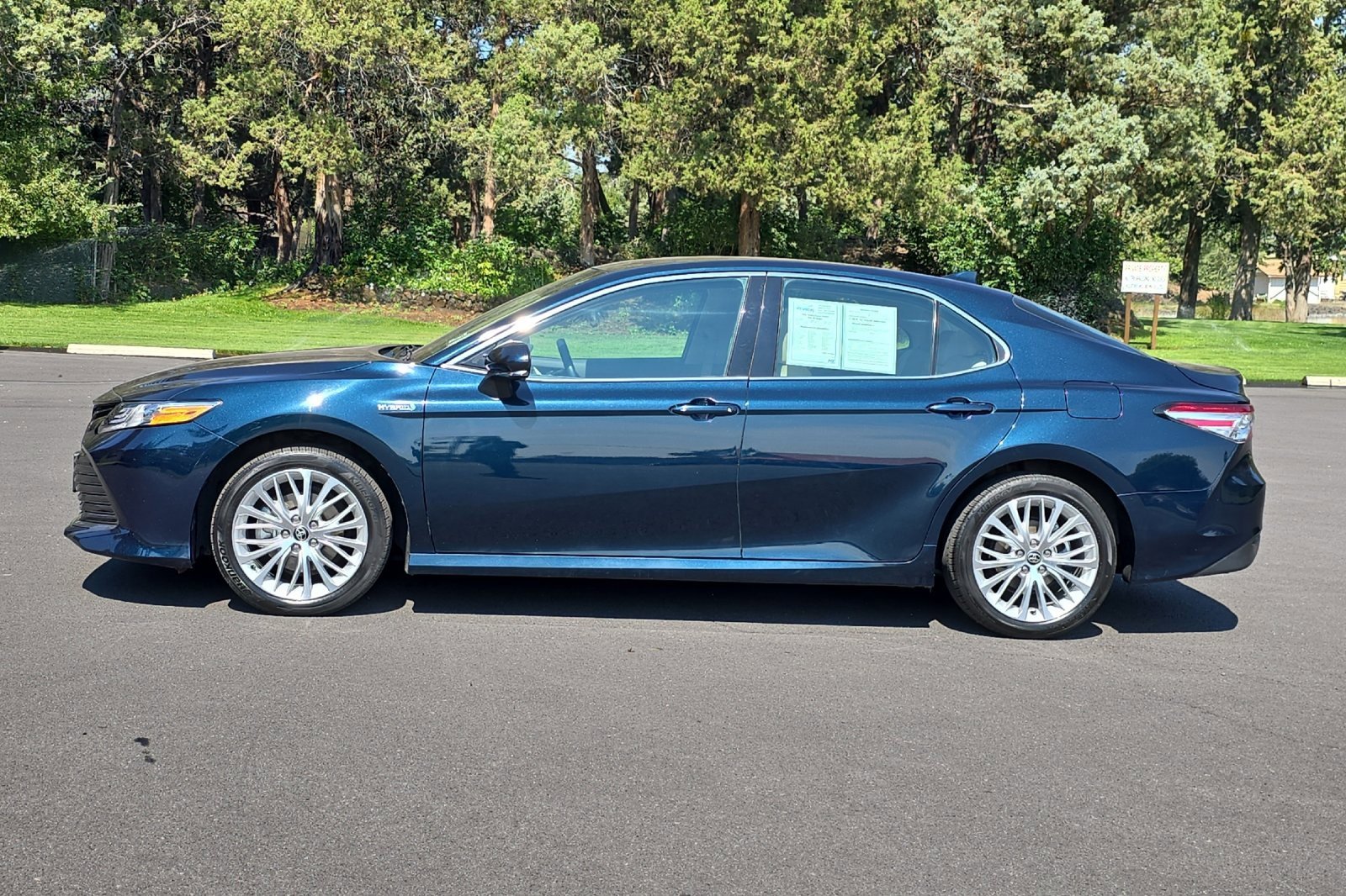 Used 2020 Toyota Camry XLE image 6