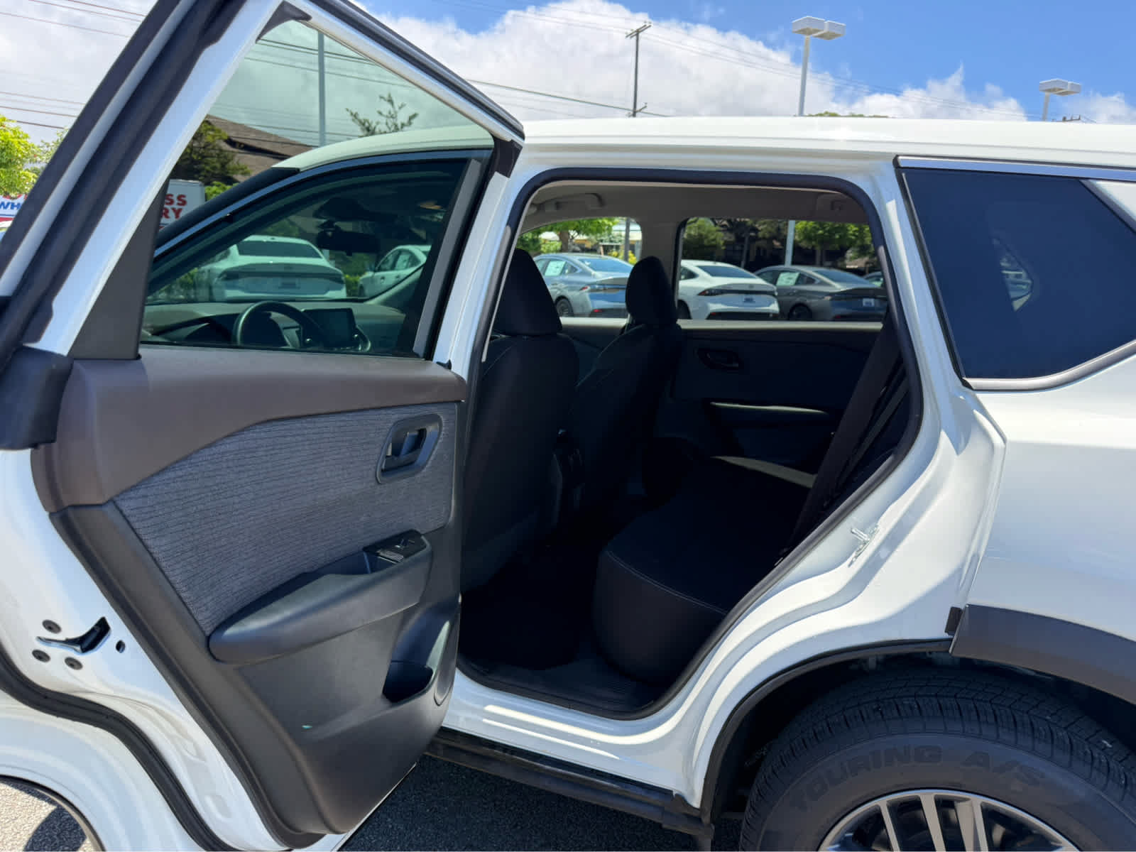 Used 2023 Nissan Rogue S FWD image 9