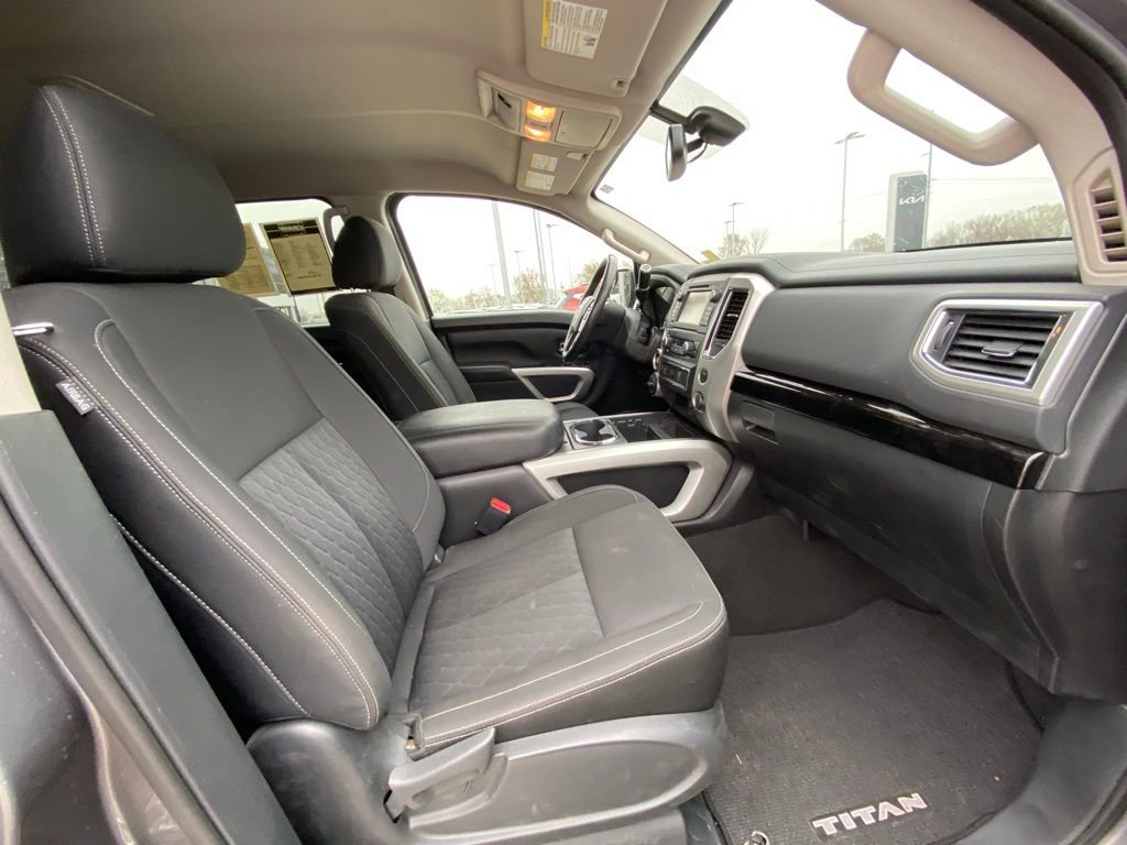 Used 2018 Nissan Titan SV w/ SV Convenience Package image 24