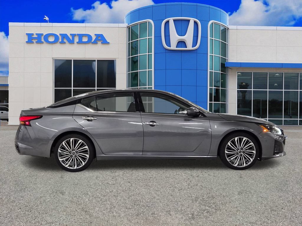 Used 2023 Nissan Altima 2.5 SL FWD image 2