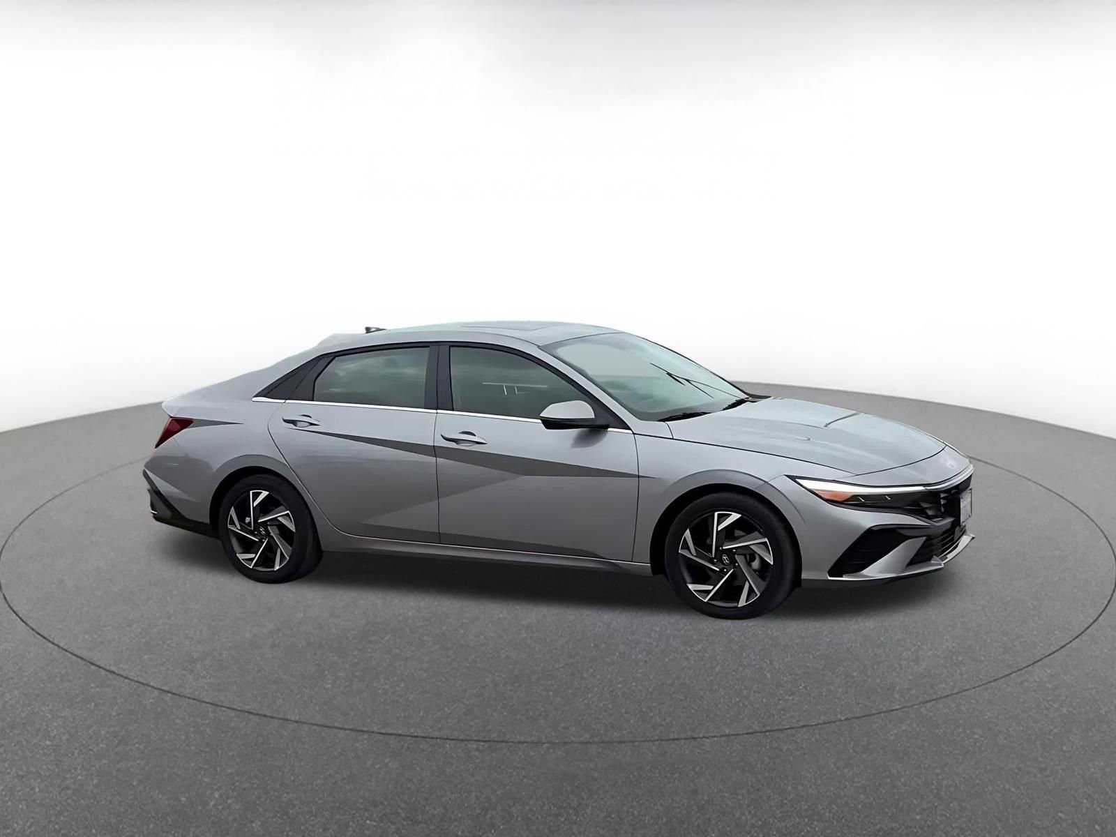 Used 2025 Hyundai Elantra Limited image 2