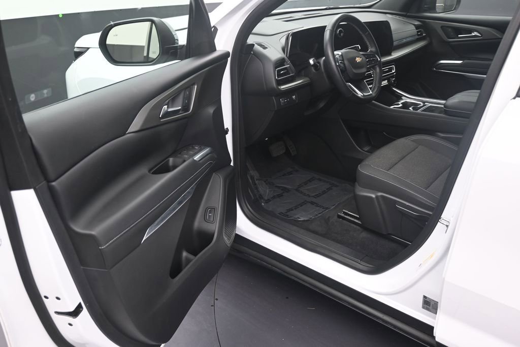 Used 2024 Chevrolet Traverse LS FWD image 10