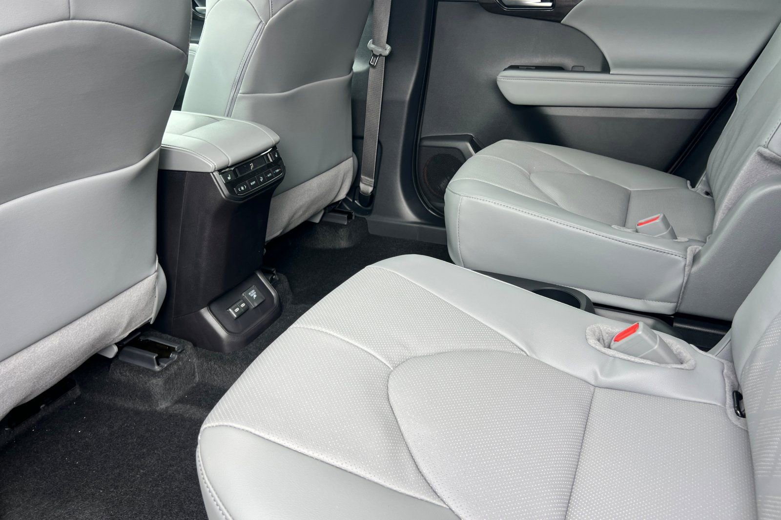 New 2026 Toyota Highlander Platinum image 5