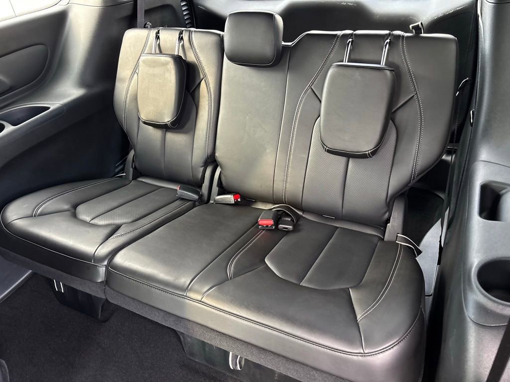 Used 2025 Chrysler Voyager LX image 25