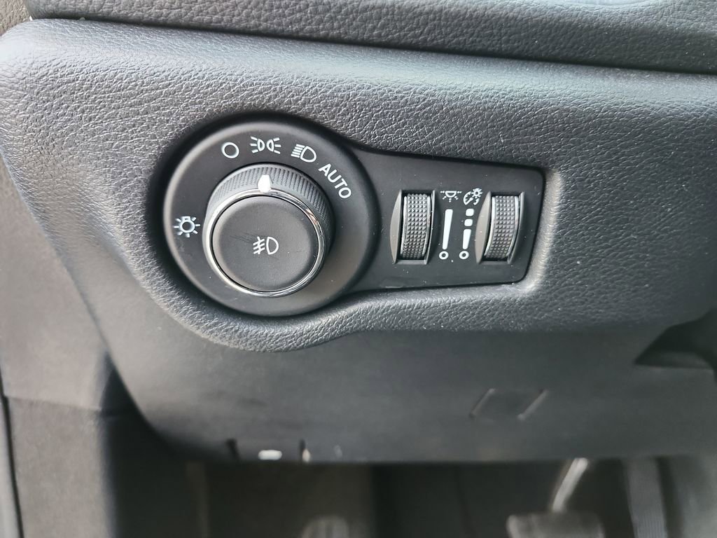 Used 2025 Chrysler Pacifica Limited FWD image 13