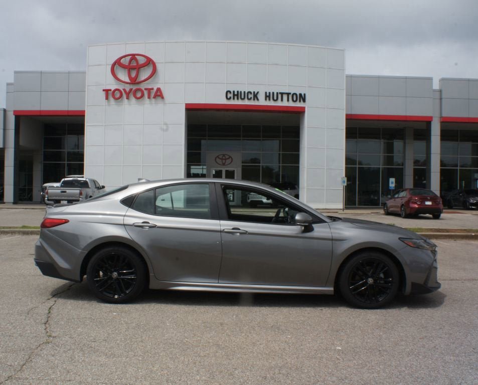 Used 2025 Toyota Camry SE FWD image 1