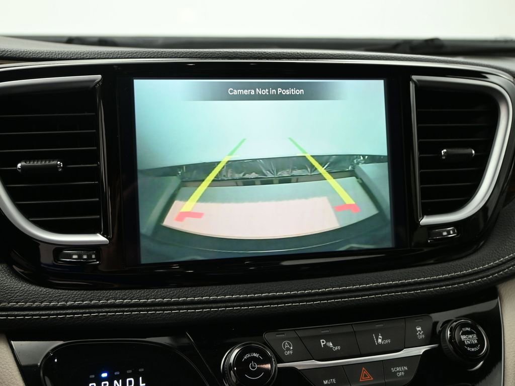 Used 2024 Chrysler Pacifica Limited image 18