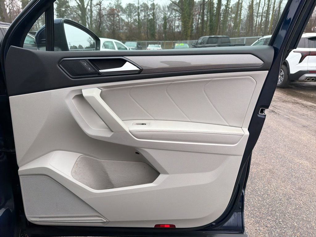 Used 2023 Volkswagen Tiguan SE w/ Panoramic Sunroof Package image 32