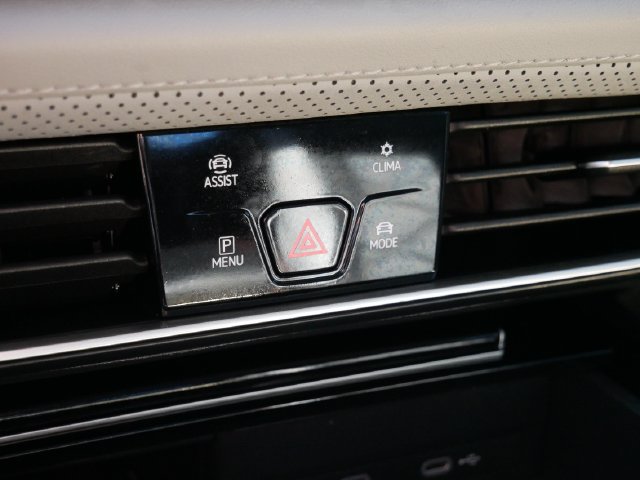 Used 2025 Volkswagen Atlas Peak Edition SE AWD/4WD image 19