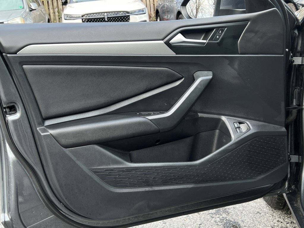 Used 2021 Volkswagen Jetta SE w/ SE Cold Weather Package image 16