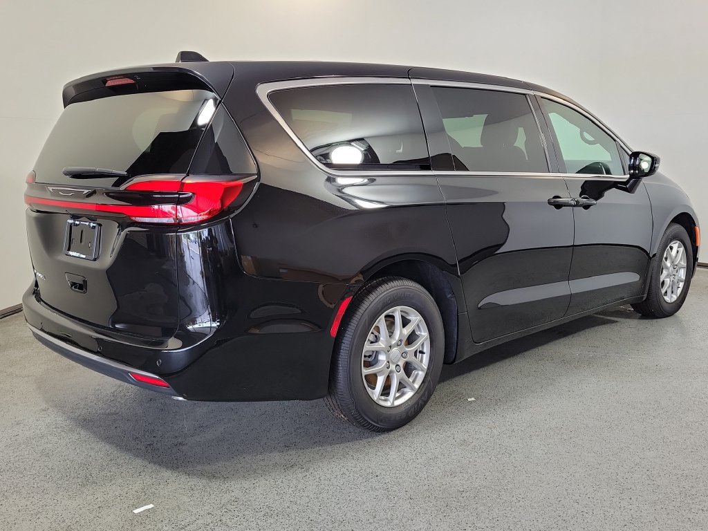 New 2027 Chrysler Pacifica Select FWD image 6