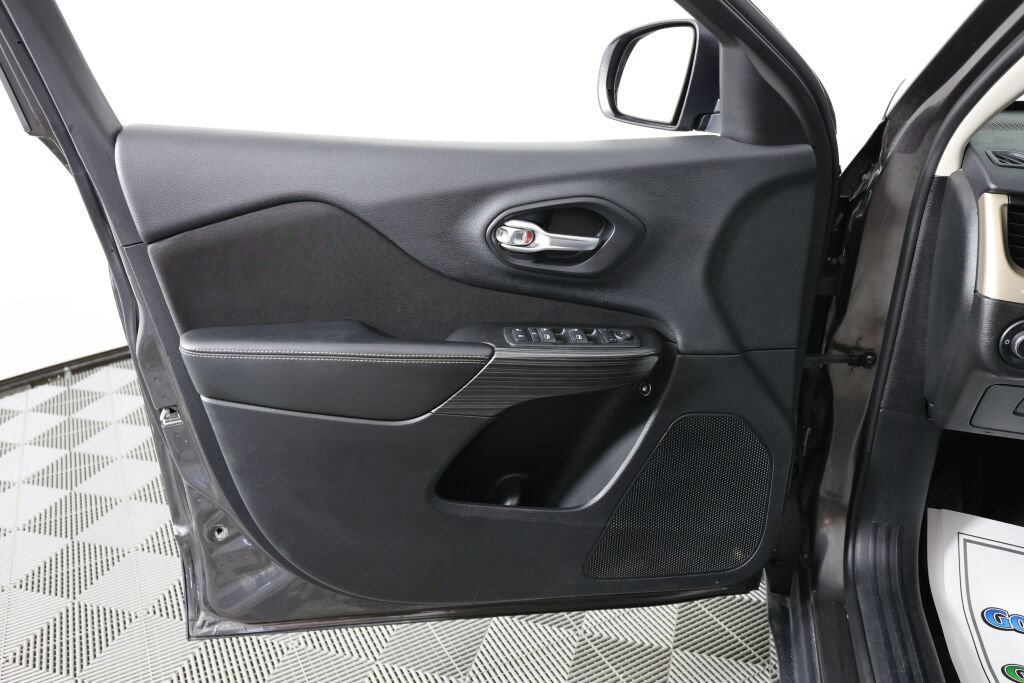 Used 2014 Jeep Cherokee Latitude FWD image 12