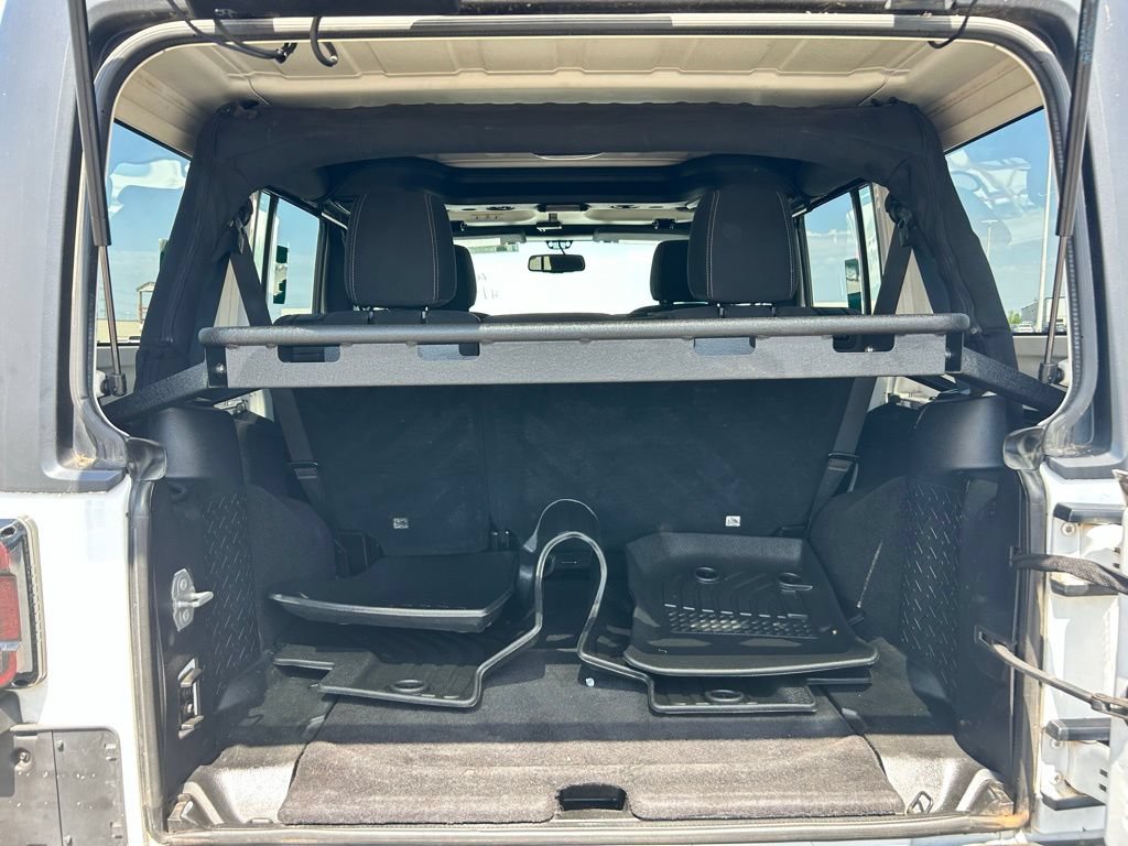 Used 2015 Jeep Wrangler Unlimited Rubicon w/ Connectivity Group AWD/4WD image 28