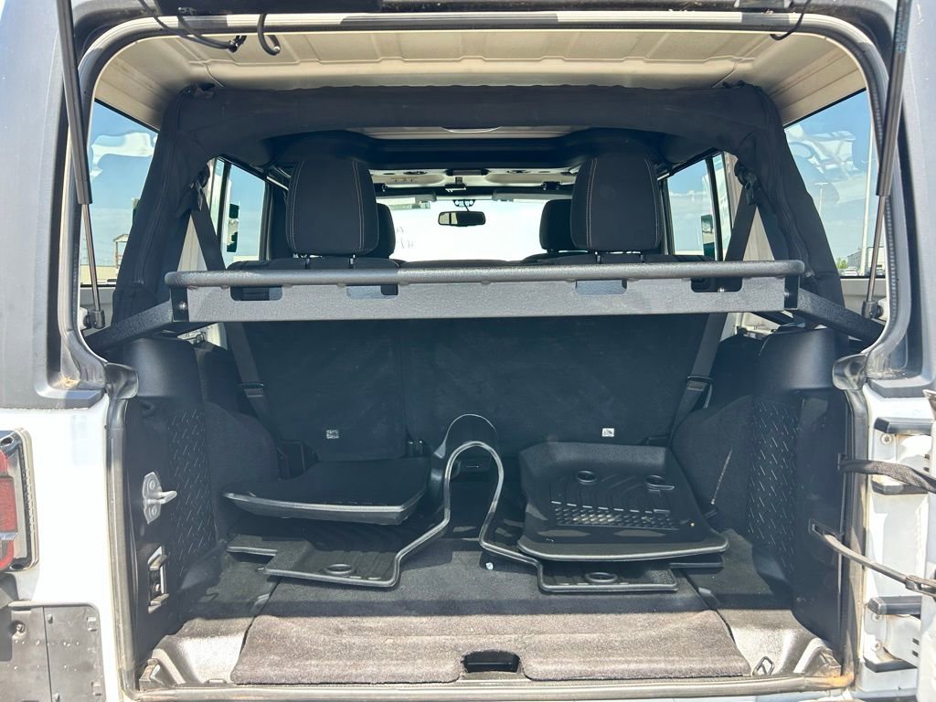 Used 2015 Jeep Wrangler Unlimited Rubicon w/ Connectivity Group AWD/4WD image 28