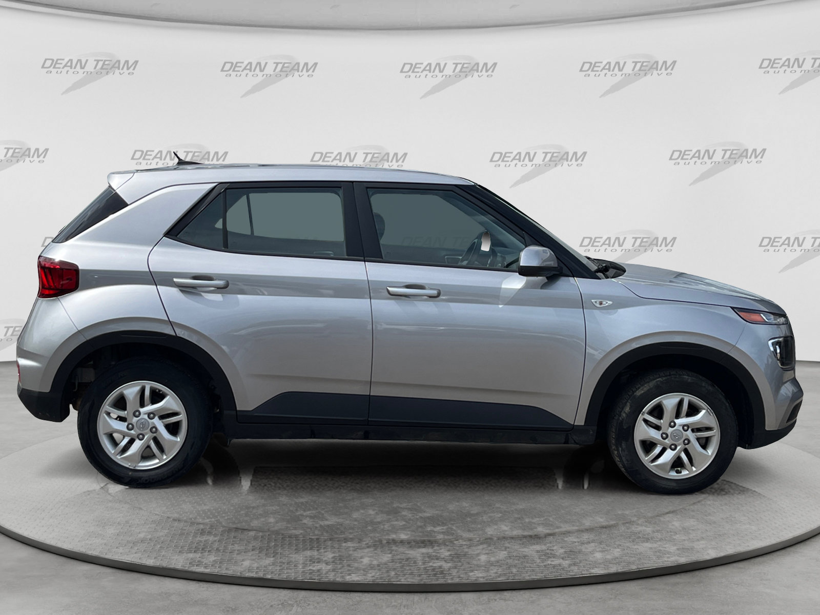 Used 2024 Hyundai Venue SE FWD image 9