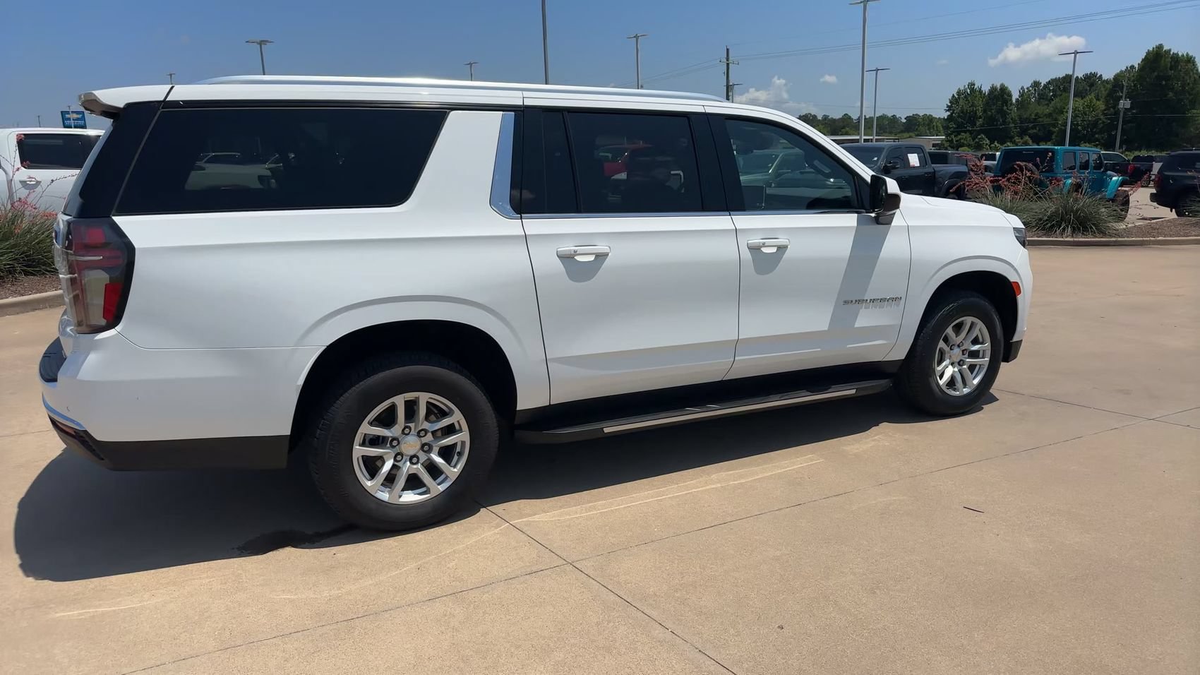 Used 2024 Chevrolet Suburban LT RWD image 9