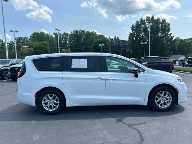 Used 2024 Chrysler Pacifica Touring-L FWD image 5