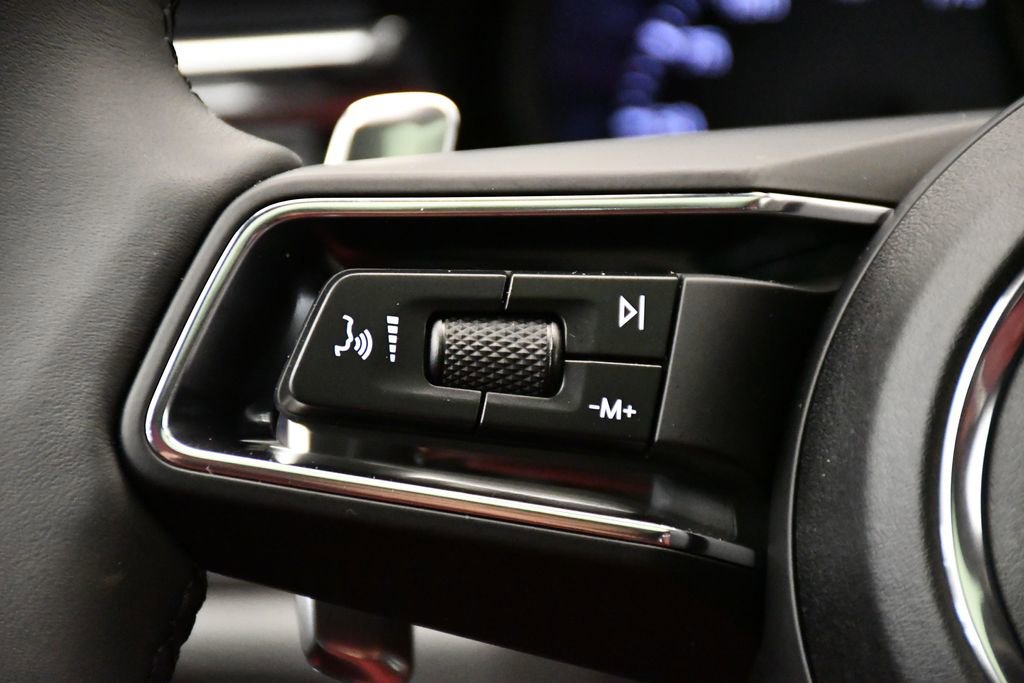 Used 2025 Porsche Macan image 25