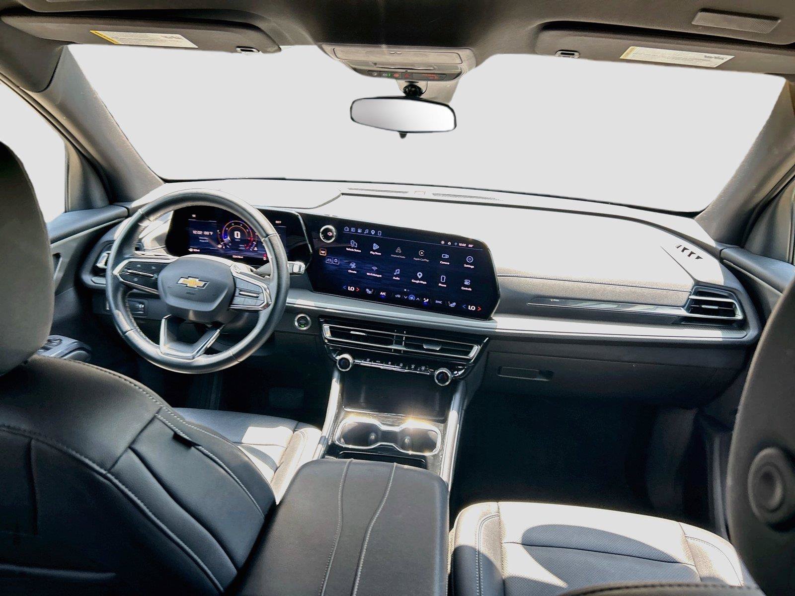 Used 2025 Chevrolet Traverse LT FWD image 17