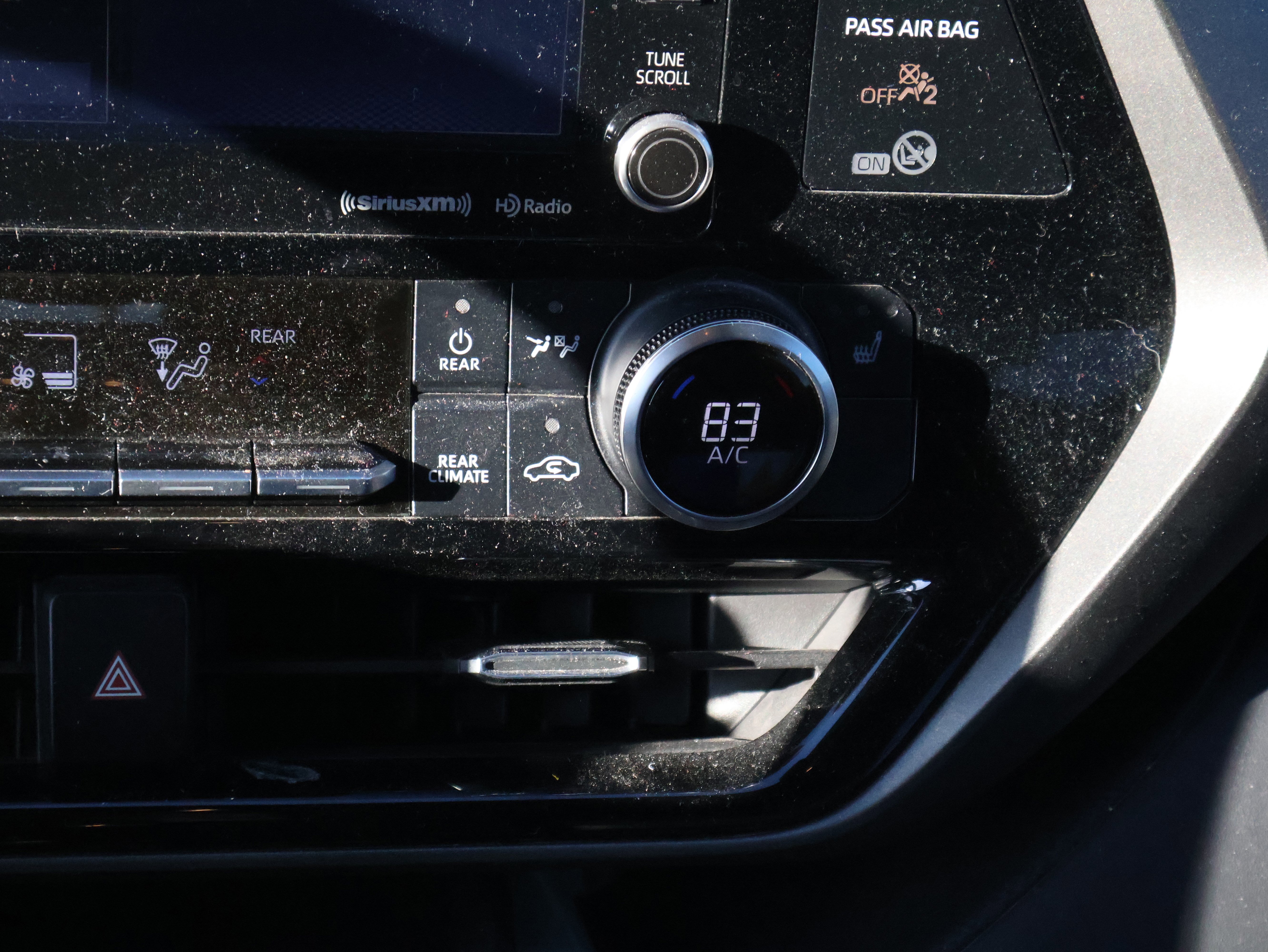 Used 2020 Toyota Highlander XLE image 26