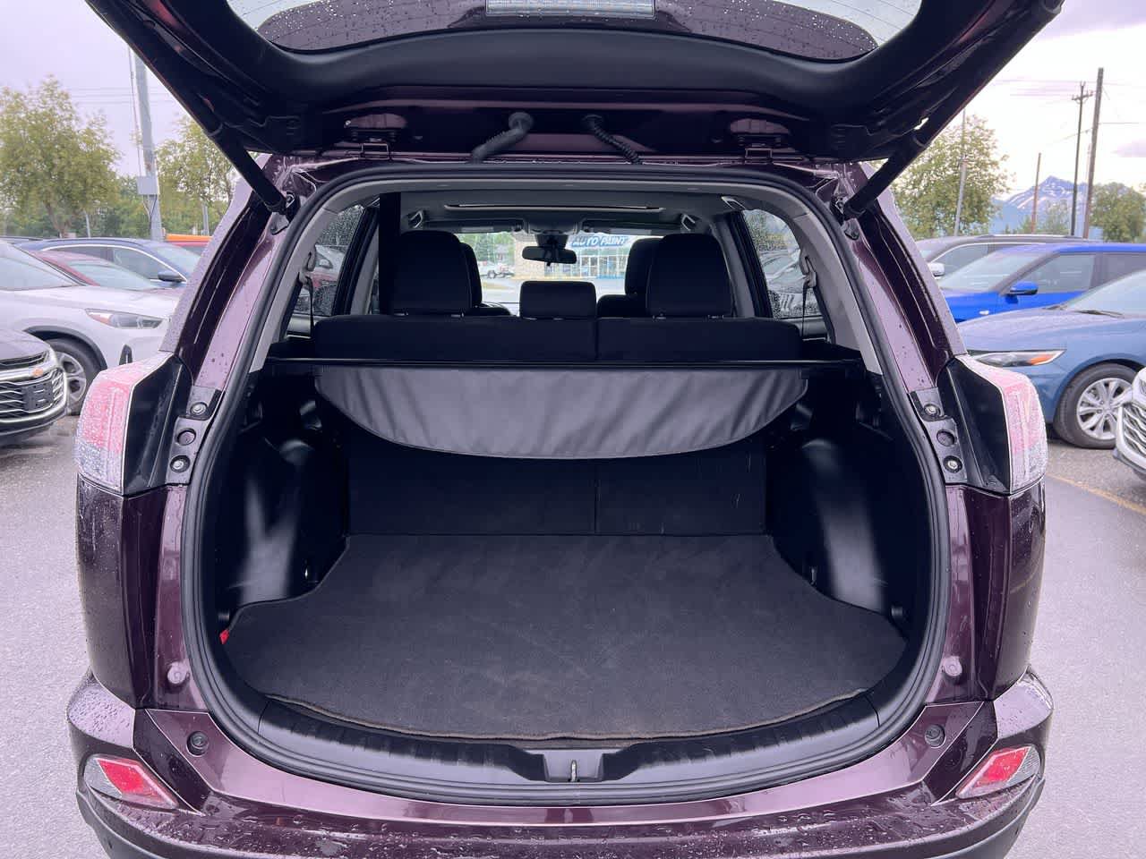Used 2018 Toyota RAV4 XLE FWD image 25