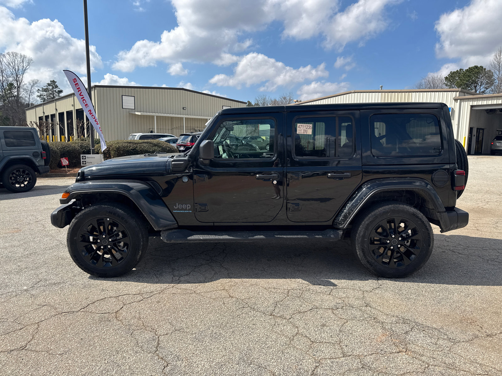 Used 2025 Jeep Wrangler Sahara image 8