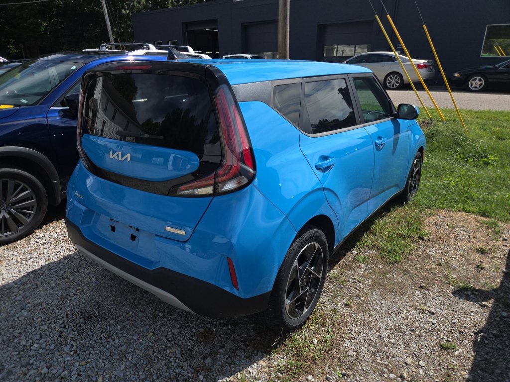 Used 2023 Kia Soul EX FWD image 2