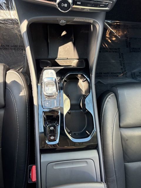 Used 2025 Volvo XC40 B5 Plus image 21