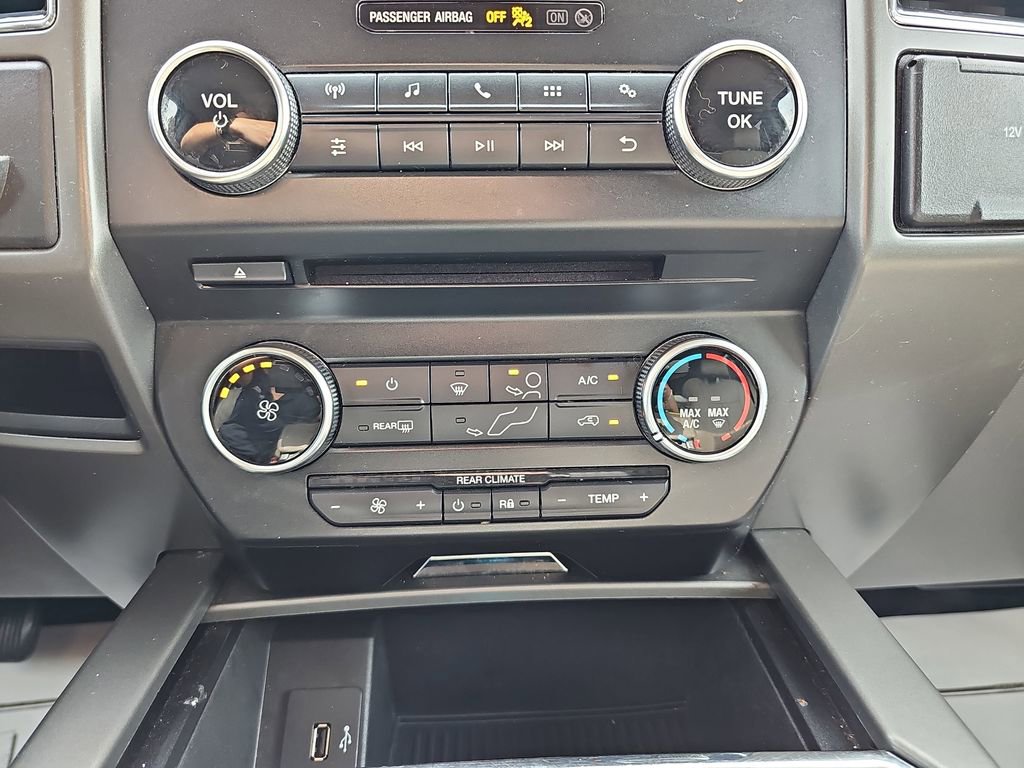 Used 2018 Ford Expedition XLT w/ Equipment Group 201A AWD/4WD image 22