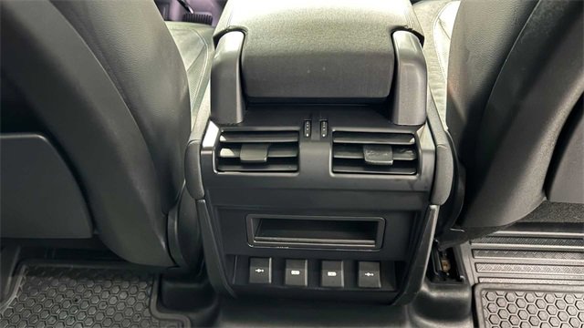 Used 2020 Land Rover Defender 110 SE image 18