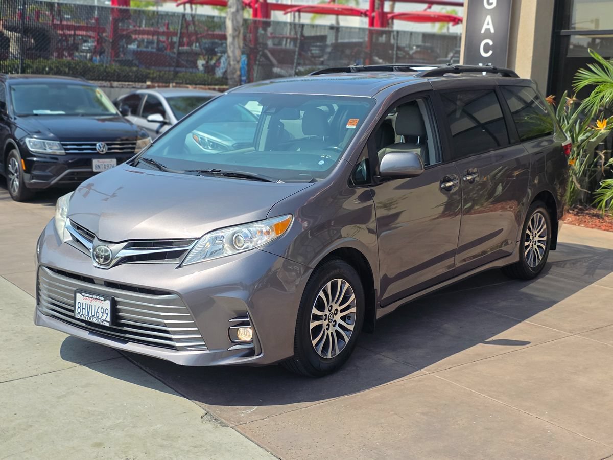 Used 2019 Toyota Sienna XLE w/ XLE Navigation Package FWD image 5
