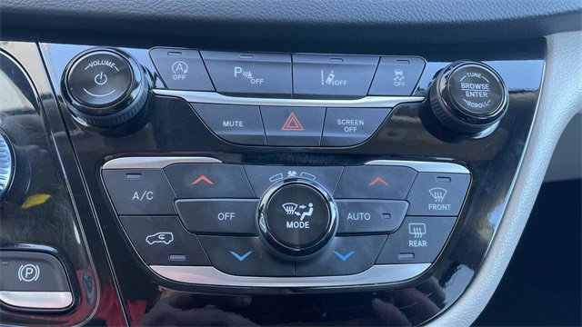 Used 2024 Chrysler Pacifica Touring-L image 18