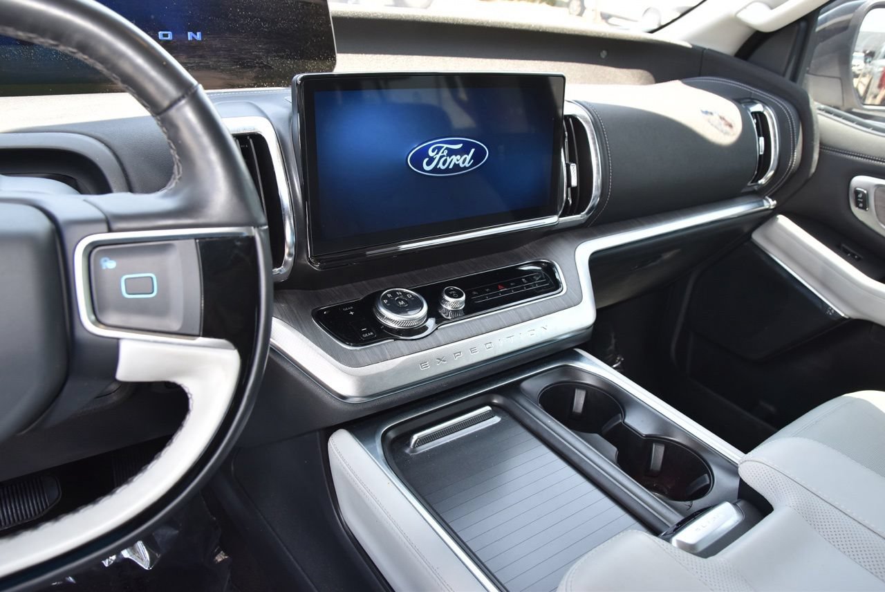 Certified 2025 Ford Expedition Max Platinum w/ Platinum Ultimate Package AWD/4WD image 8