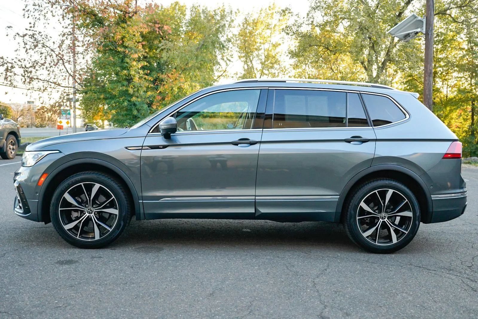 Used 2022 Volkswagen Tiguan SEL R-Line AWD/4WD image 8