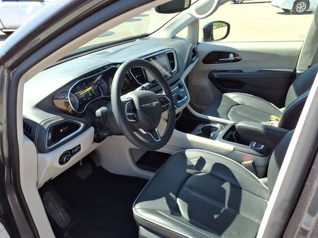 Used 2023 Chrysler Pacifica Limited AWD/4WD image 9
