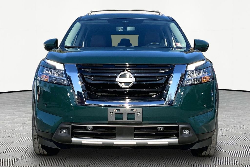 Used 2024 Nissan Pathfinder Platinum image 2