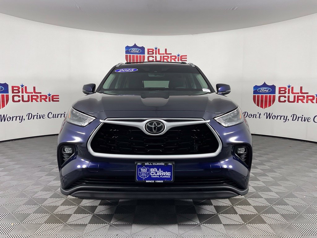 Used 2025 Toyota Highlander XLE FWD image 8