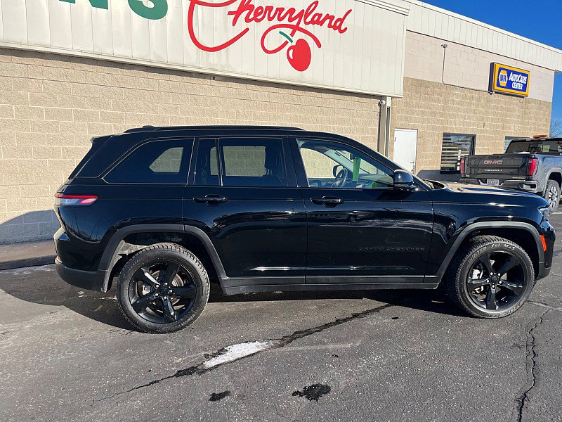 Used 2023 Jeep Grand Cherokee Limited w/ Luxury Tech Group II image 13