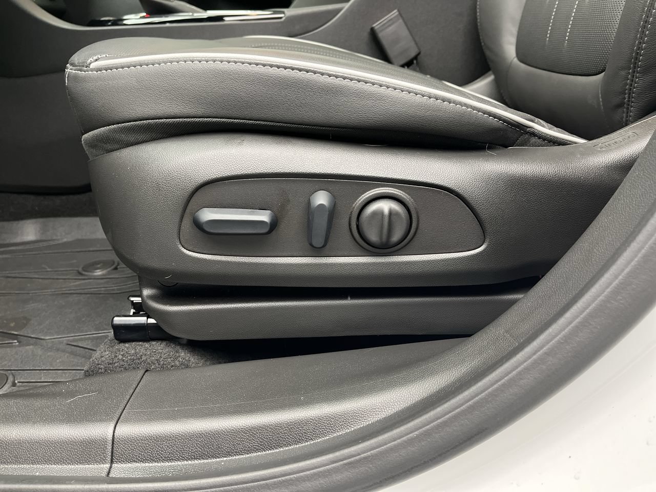 Used 2026 Buick Encore GX Avenir w/ Avenir Technology Package AWD/4WD image 11