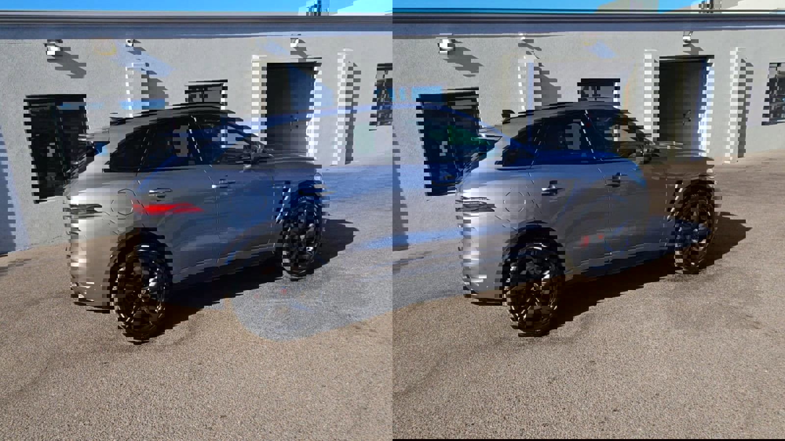 Used 2023 Jaguar F-PACE SVR image 8