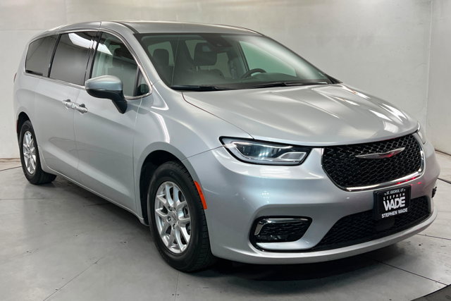 Used 2023 Chrysler Pacifica Touring-L FWD image 7