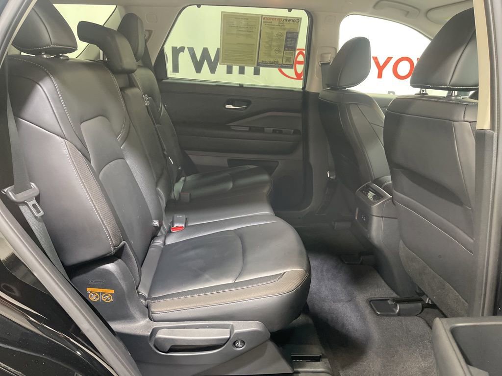 Used 2025 Nissan Pathfinder SL image 16