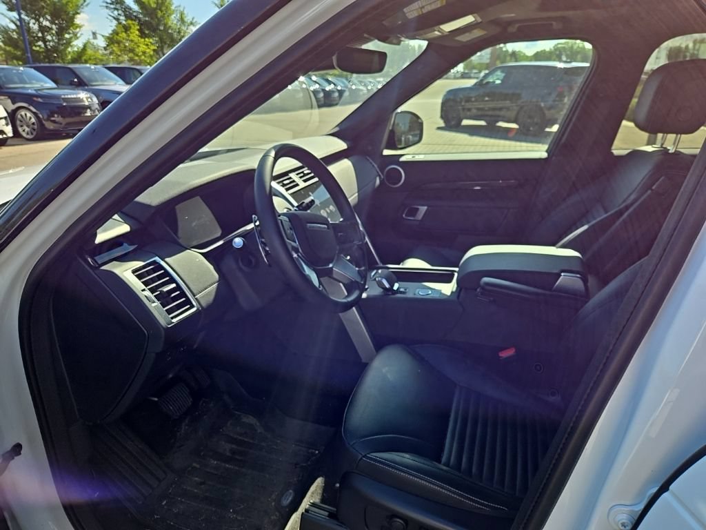 Certified 2025 Land Rover Discovery S AWD/4WD image 16