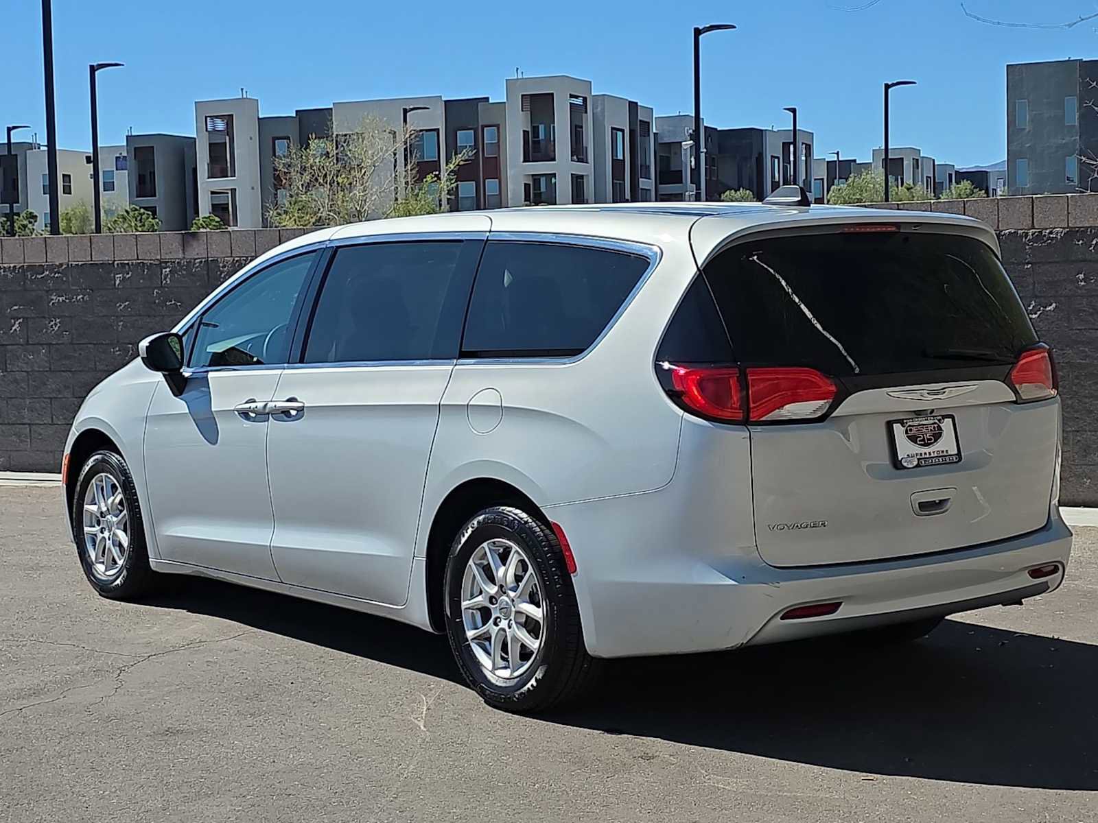 Used 2022 Chrysler Voyager LX image 7