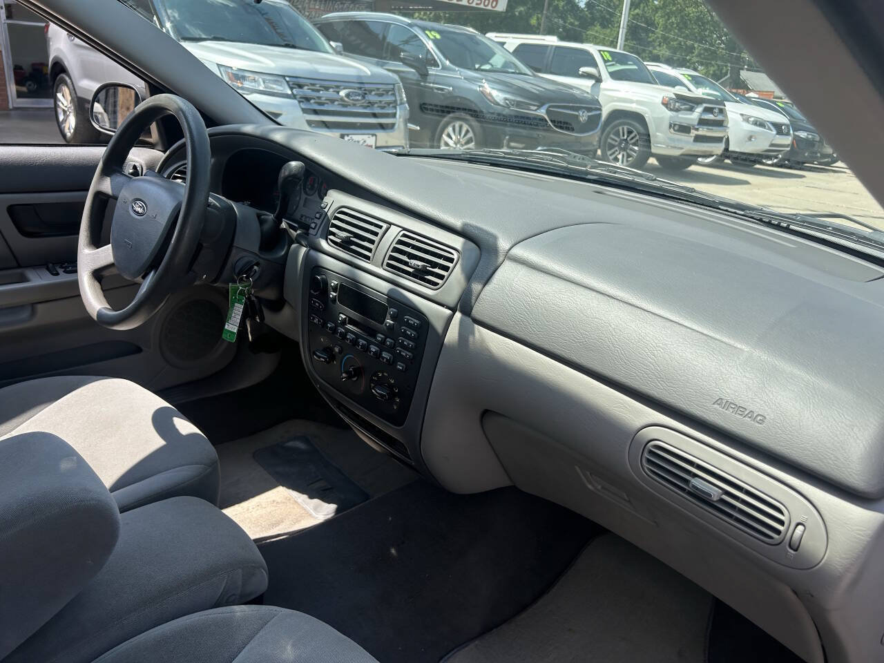 Used 2004 Ford Taurus SE FWD image 24